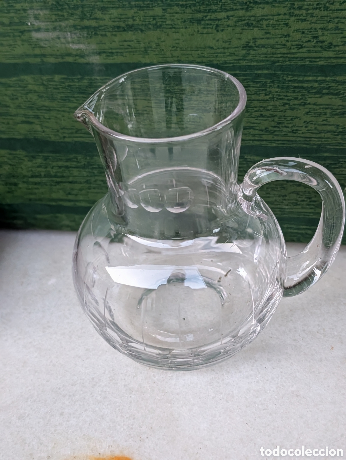 Vintage: Antigua mini jarra o pichel de mesa en cristal transparente moldeado y tallado a mano