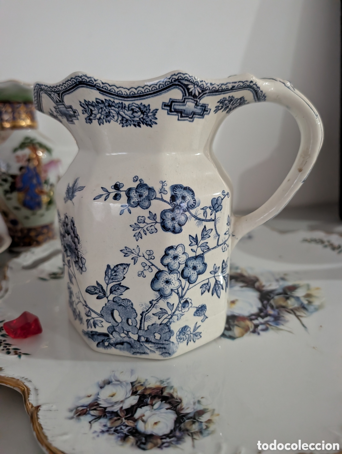 Vintage: Antigua jarra octogonal de loza decorada en azul cobalto - Estilo Transferware ingl&eacute;s con motivos fl