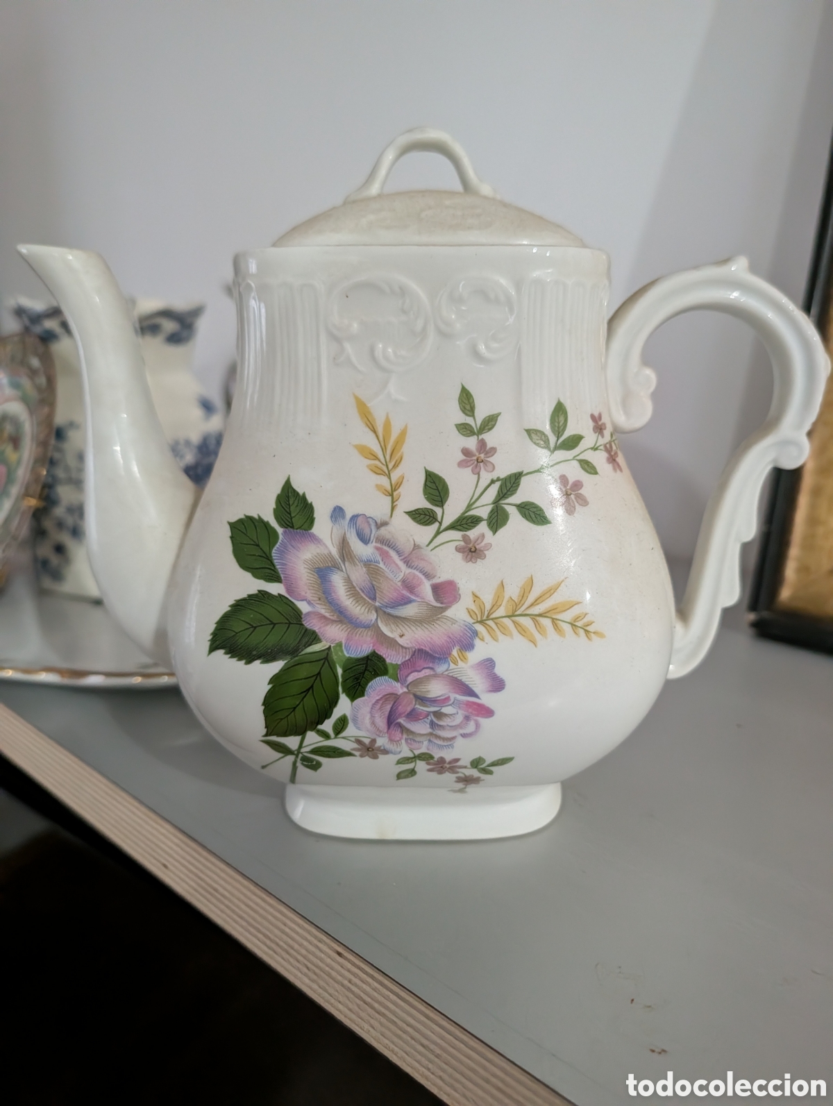 Vintage: Tetera vintage de porcelana fina portuguesa de Vista Alegre - Decoraci&oacute;n floral y relieves neocl&aacute;sic