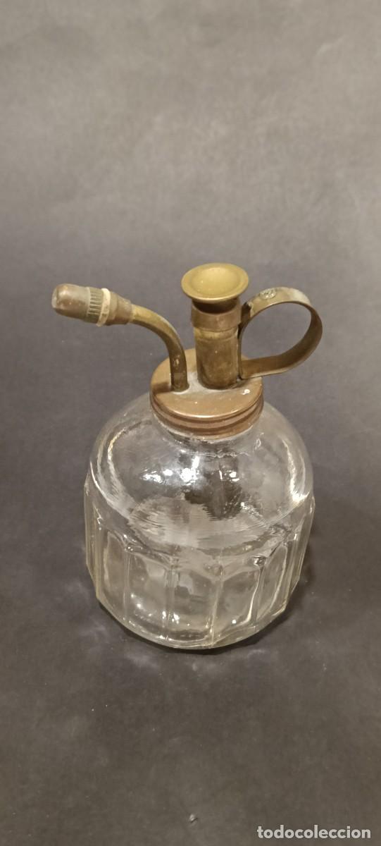 Vintage: ANTIGUO PULVERIZADOR / FUMIGADOR DE MANO VINTAGE EN CRISTAL Y LAT&Oacute;N (CA. MEDIADOS S. XX)