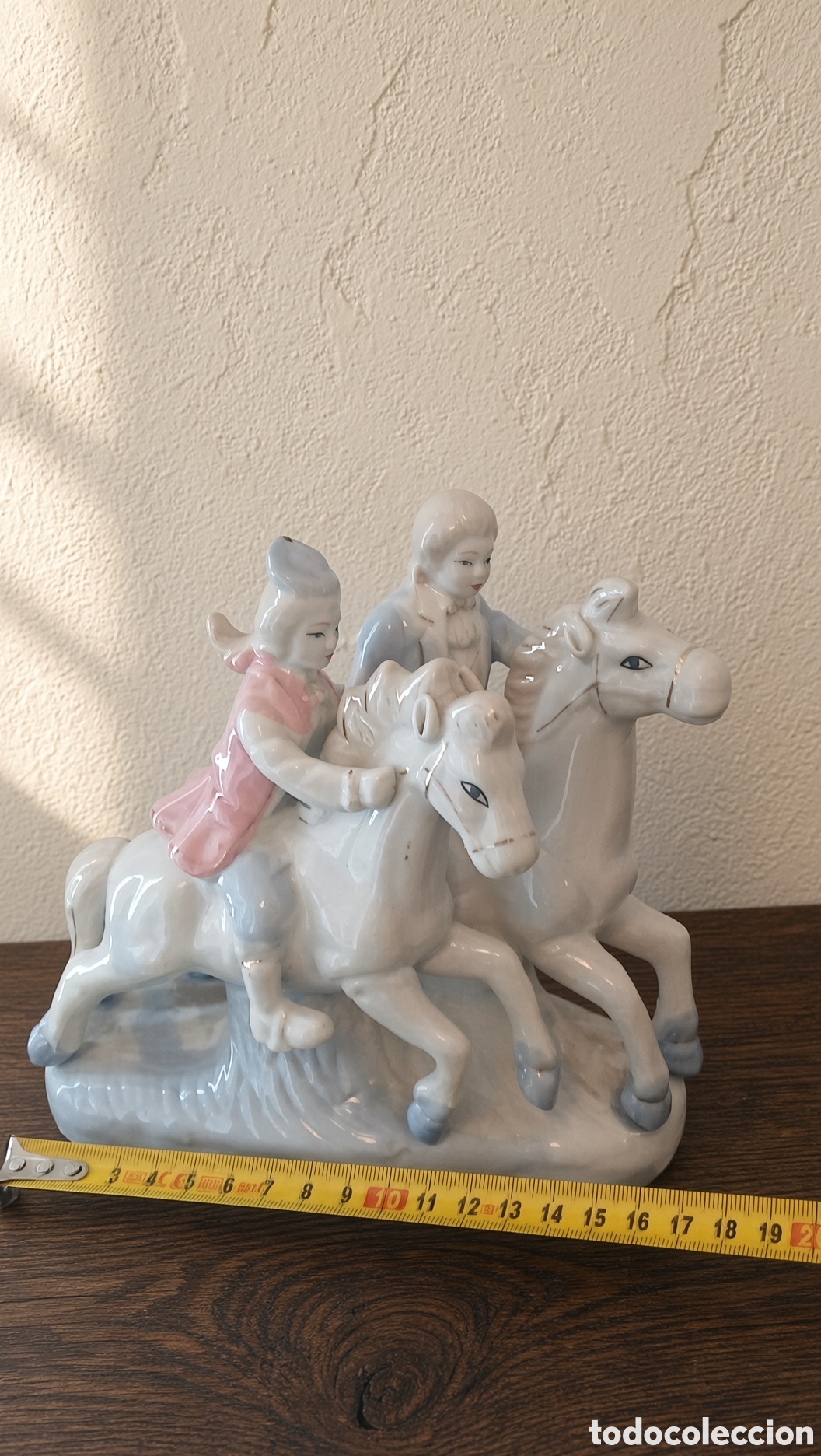 Vintage: figura de porcelana con una ni&ntilde;a y un ni&ntilde;o montados a caballo