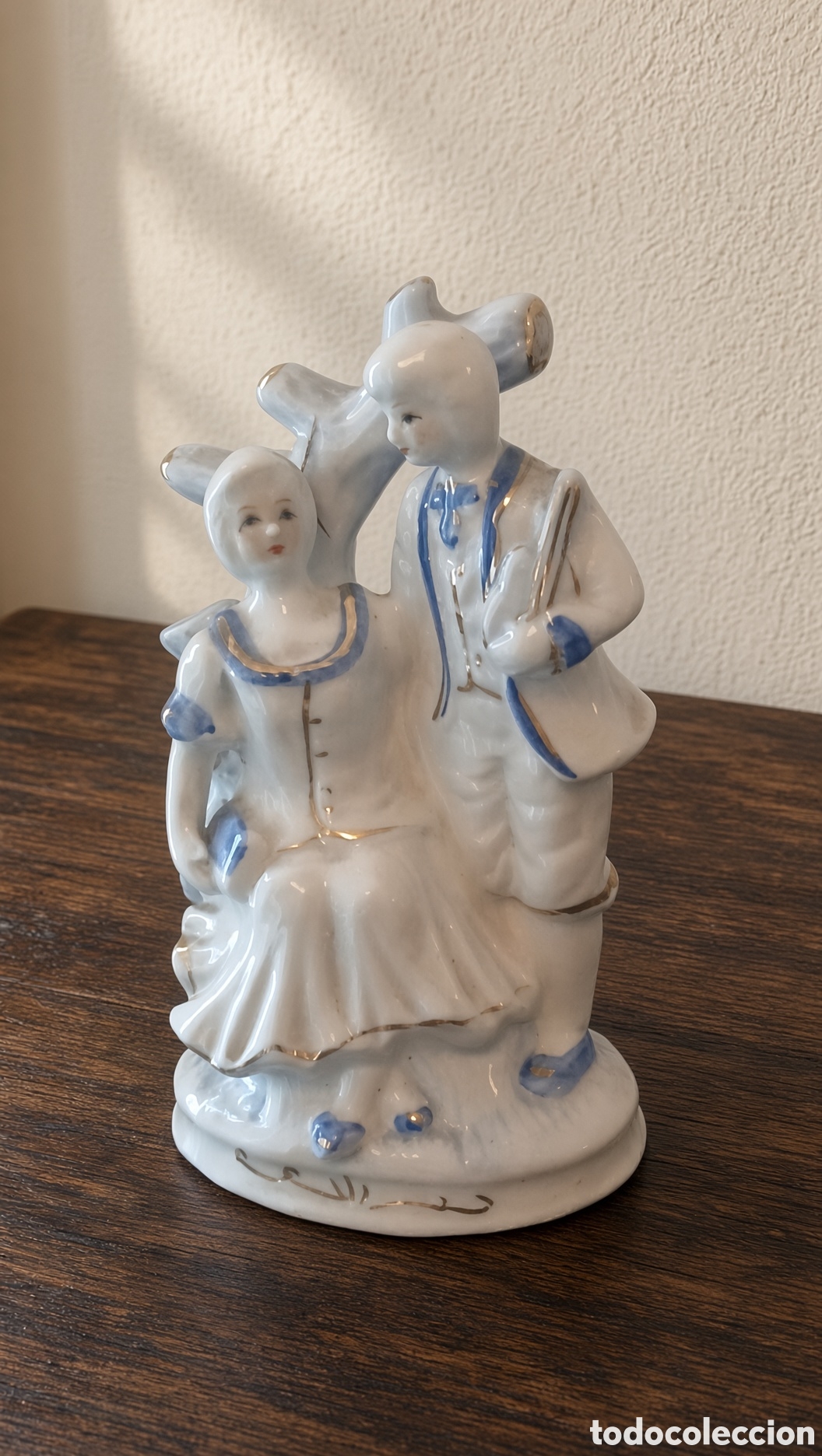 Vintage: figura de porcelana que representa a una pareja vestida de &eacute;poca junto a un perro. Decorada en tonos