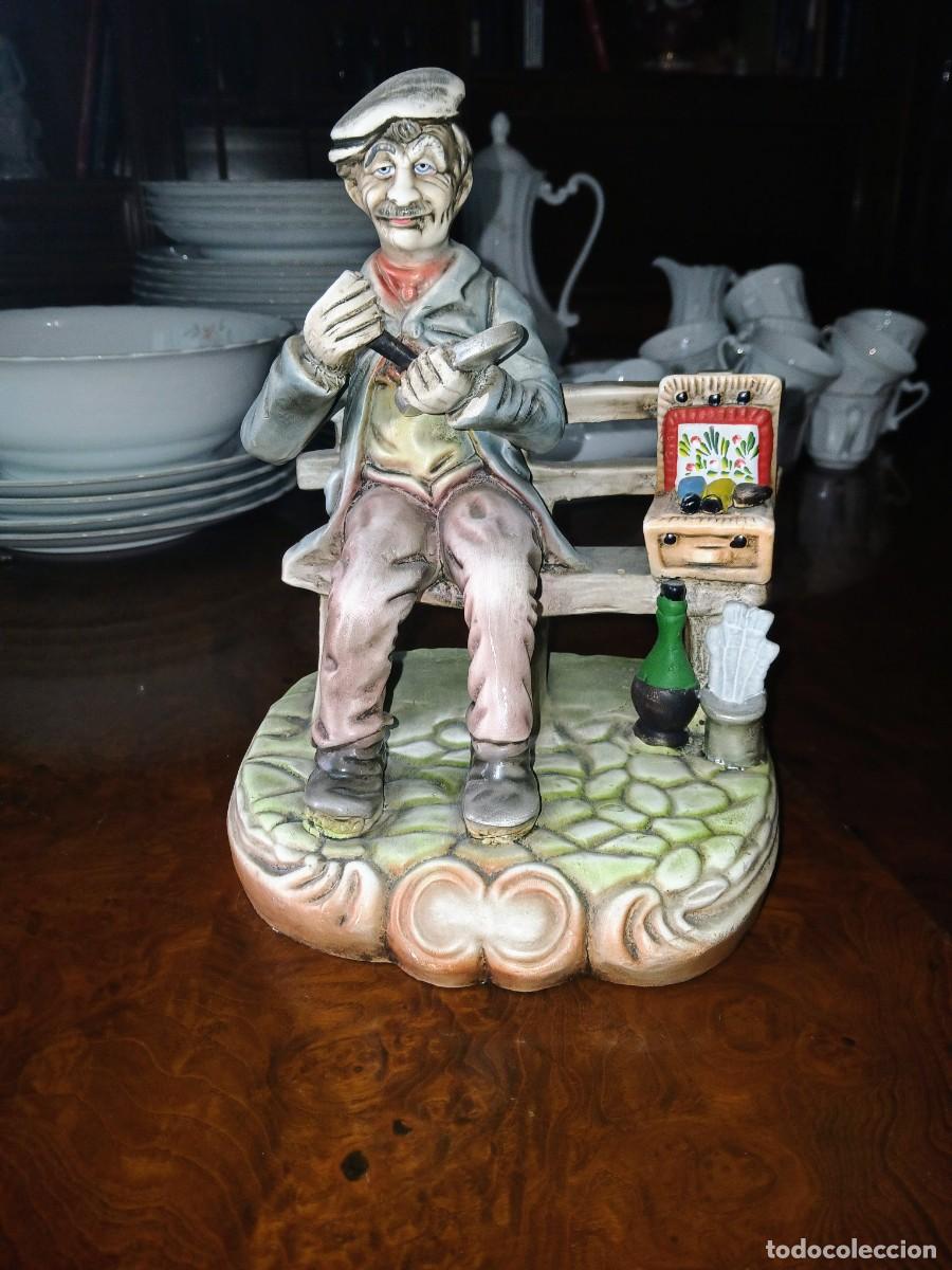Vintage: Figura vintage costumbrista de zapatero remend&oacute;n / artesano en porcelana estilo Capodimonte