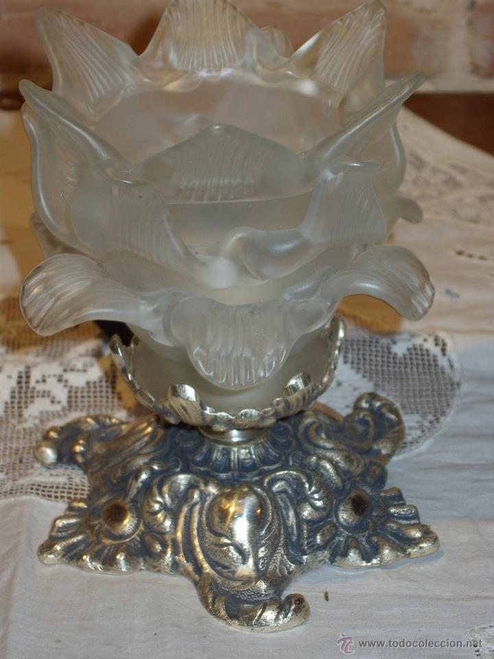 Pie de Mesita de bronce con tulipa de cristal. Distribuidores oficiales