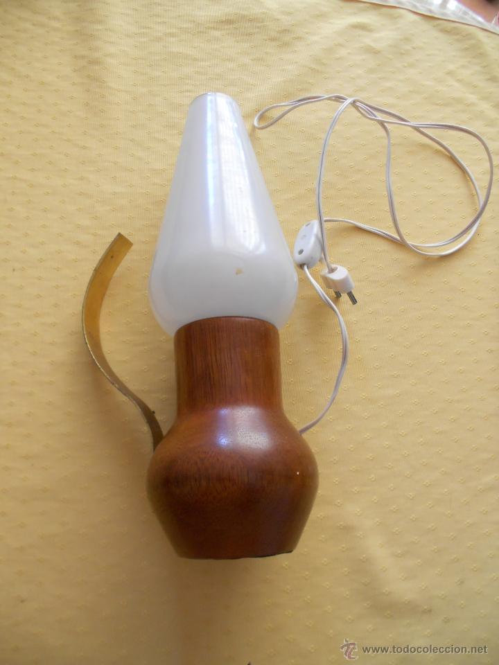 Vintage: LAMPARA DE MESA CON TULIPA BLANCA Y BASE DE MADERA - Foto 2