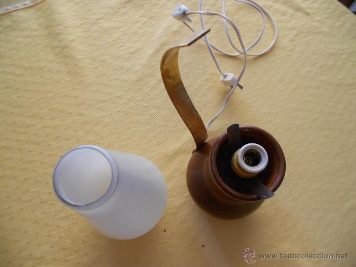 Vintage: LAMPARA DE MESA CON TULIPA BLANCA Y BASE DE MADERA - Foto 3