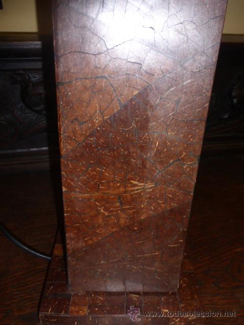 Vintage: LAMPARA DE SOBRE MESA CON PIE DE MADERA CON INCRUSTACIONES DE HOJA DE COCO Y PANTALLA - Foto 3