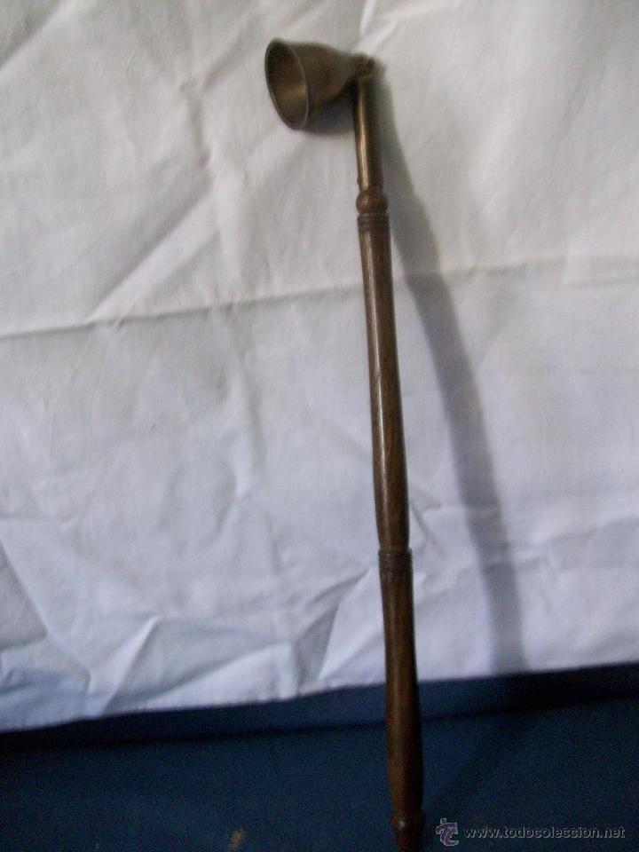 Vintage: ANTIGUO APAGAVELAS-DE BRONCE Y MADERA - Foto 1