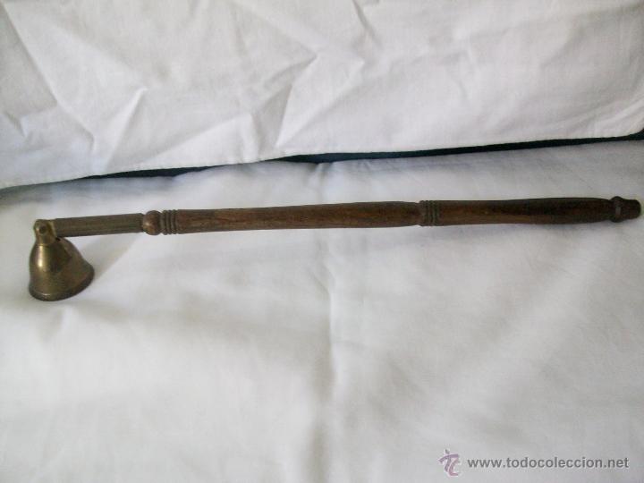 Vintage: ANTIGUO APAGAVELAS-DE BRONCE Y MADERA - Foto 2