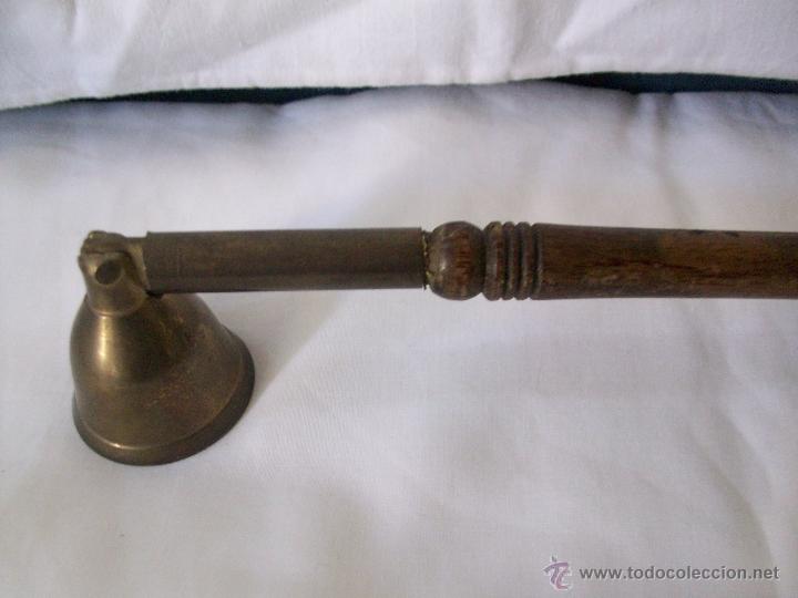 Vintage: ANTIGUO APAGAVELAS-DE BRONCE Y MADERA - Foto 4