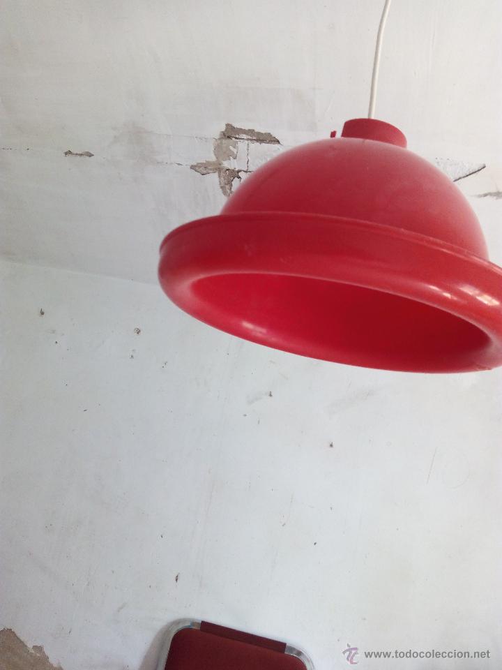 Vintage: L&Aacute;MPARA VINTAGE ROJA PLASTICO DURO - Foto 2
