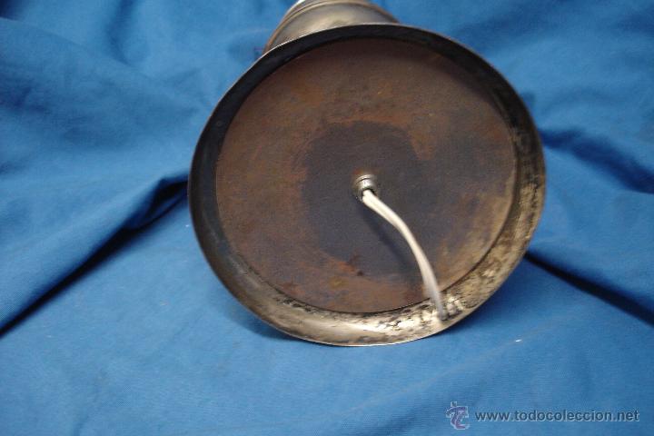 Vintage: L&Aacute;MPARA DE MESA EN LAT&Oacute;N CON INSTALACI&Oacute;N DE LUZ - FUNCIONA - Foto 2