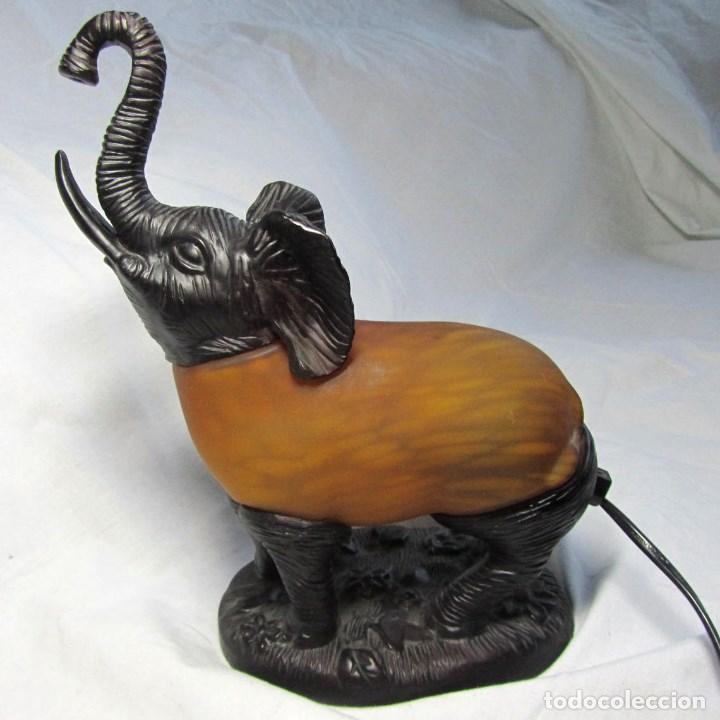 Vintage: L&aacute;mpara en forma de elefante. Resina y vidrio. Funcionando - Foto 1