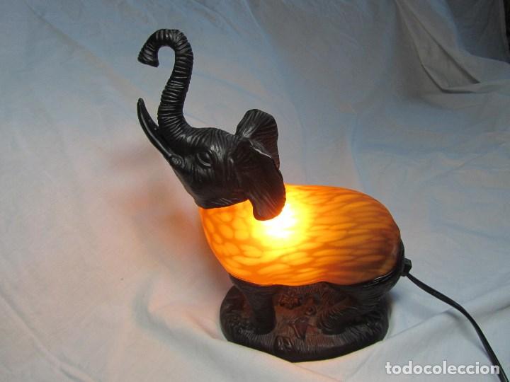 Vintage: L&aacute;mpara en forma de elefante. Resina y vidrio. Funcionando - Foto 2