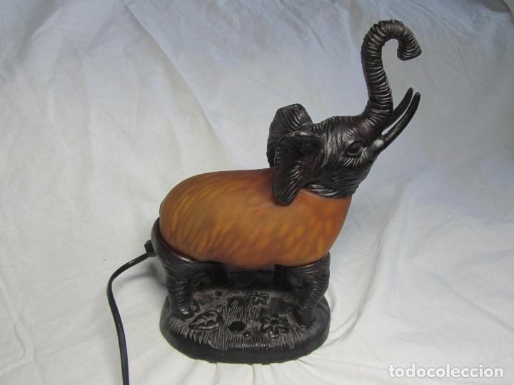Vintage: L&aacute;mpara en forma de elefante. Resina y vidrio. Funcionando - Foto 7