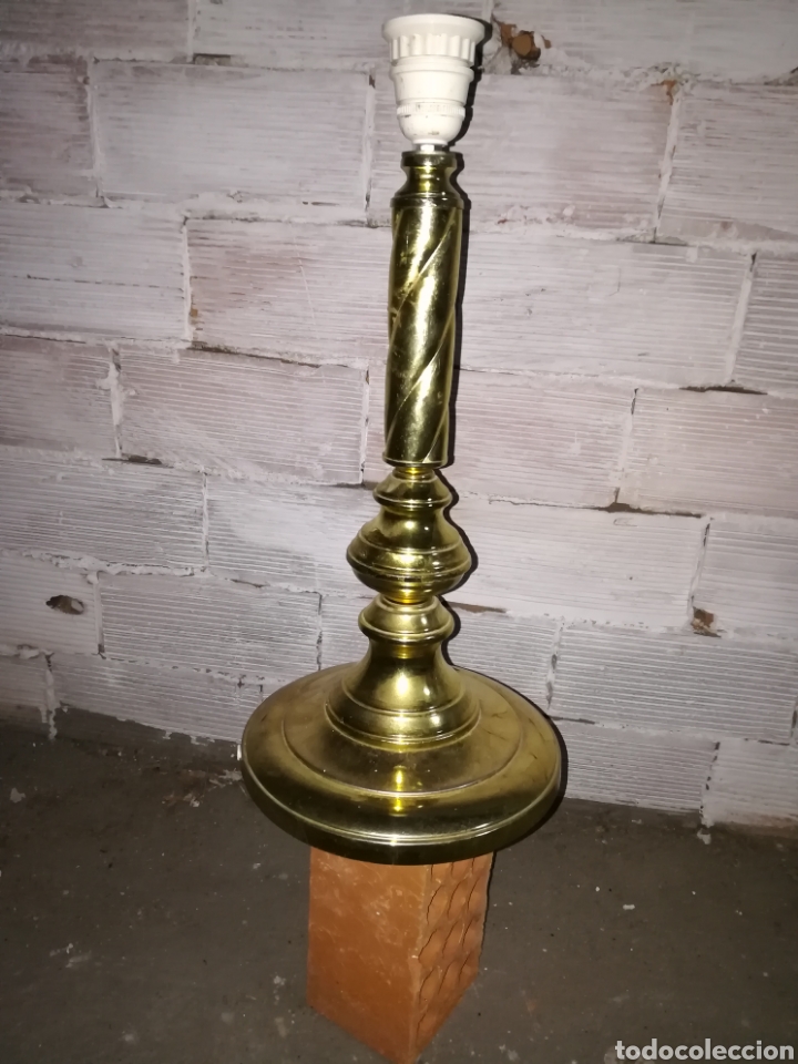 Vintage: Pie de lampara de laton barnizado. - Foto 1