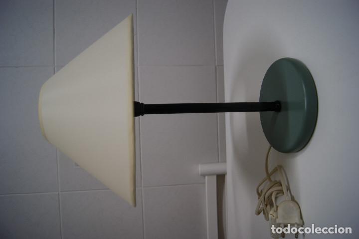 Vintage: L&aacute;mpara sobremesa negra y verde base de madera - Foto 1