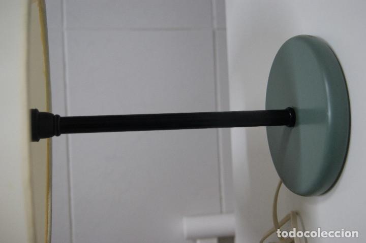 Vintage: L&aacute;mpara sobremesa negra y verde base de madera - Foto 3