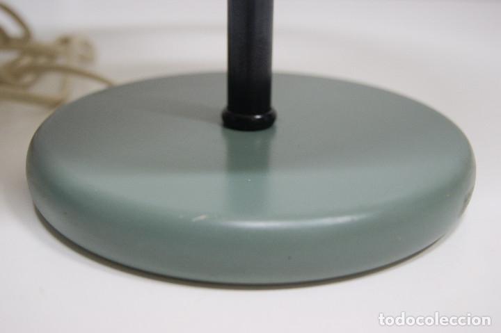 Vintage: L&aacute;mpara sobremesa negra y verde base de madera - Foto 4