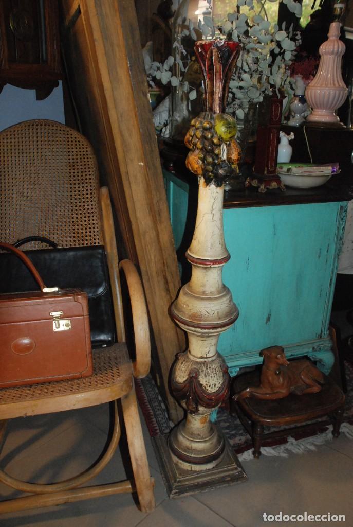 Vintage: MUY BONITO PIE DE L&Aacute;MPARA DE MADERA TALLADA - Foto 1