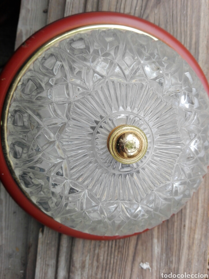 Vintage: Aplique plaf&oacute;n redondo cristal tallado y madera con filo dorado de metal. 70S