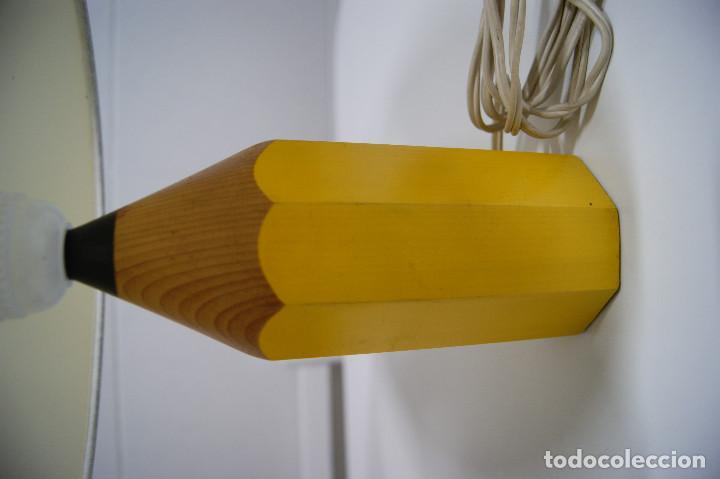 Vintage: L&aacute;mpara sobremesa en madera con forma de l&agrave;piz en amarillo - Foto 1