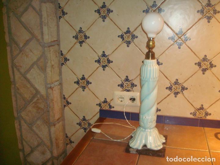 Vintage: lampara manises veteada celeste blanca con pie de marmol - Foto 2