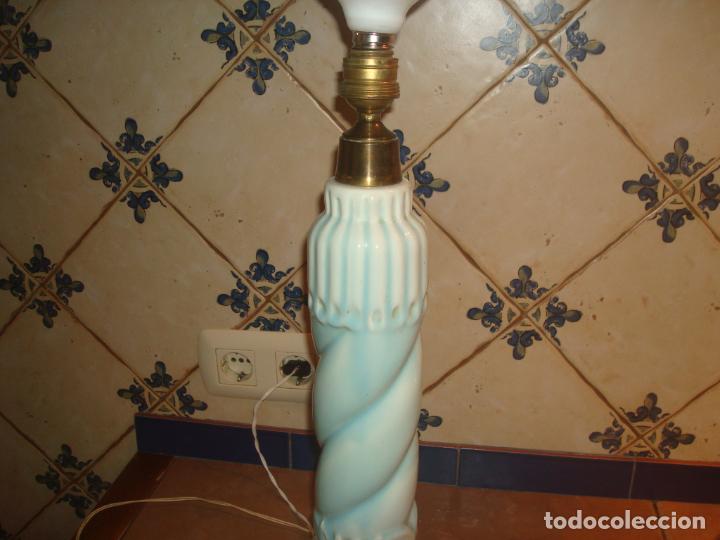 Vintage: lampara manises veteada celeste blanca con pie de marmol - Foto 3
