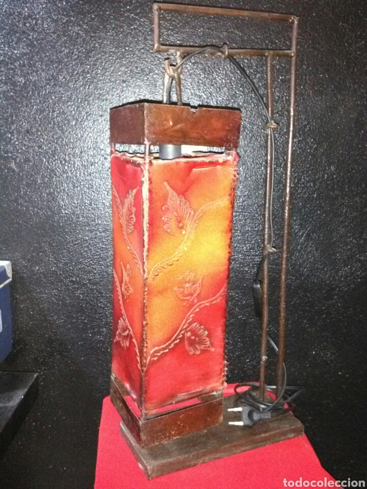 Vintage: ANTIGUA Y PRECIOSA L&Aacute;MPARA DE MESA. HIERRO/PIEL. ARTESAN&Iacute;A.
