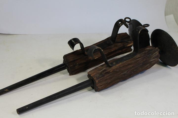 Vintage: pareja de apliques de forja rustico con madera - Foto 5