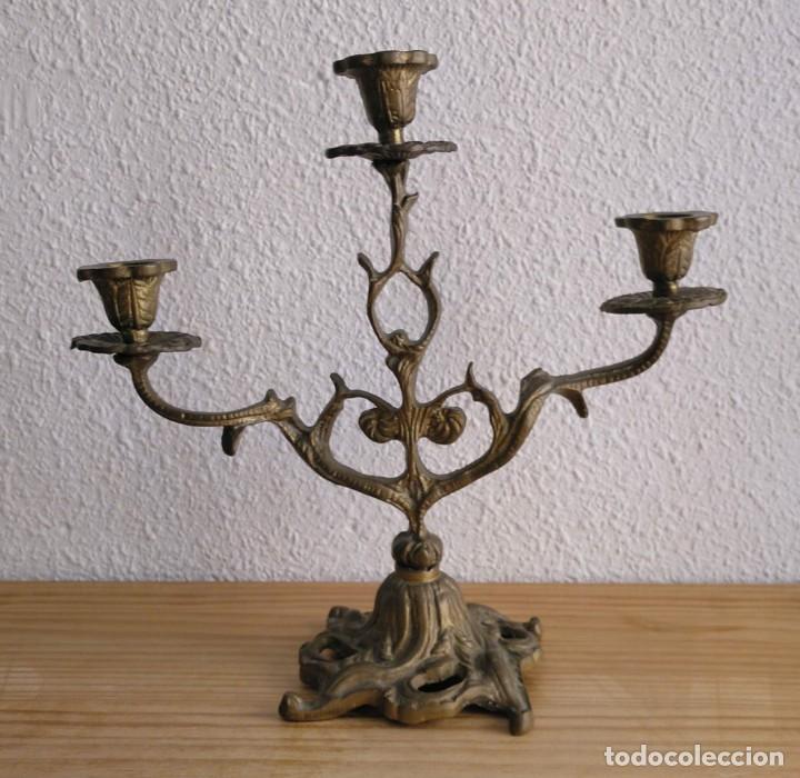 Vintage: Reloj de bronce con candelabros - Foto 2
