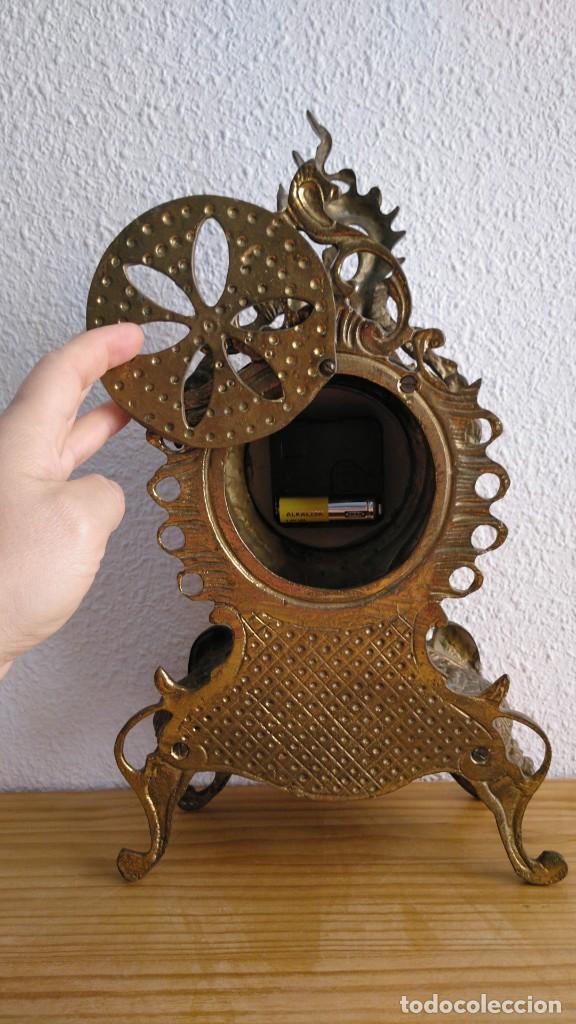 Vintage: Reloj de bronce con candelabros - Foto 8