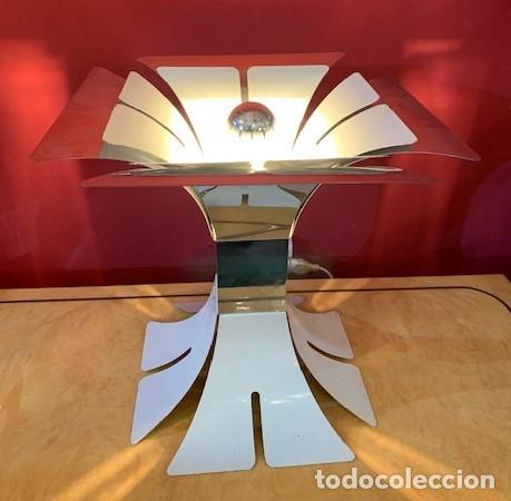 Vintage: L&aacute;mpara de mesa de metal con dise&ntilde;o de flor. - Foto 1