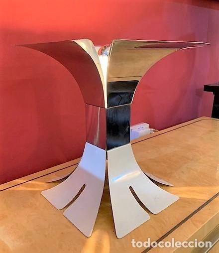 Vintage: L&aacute;mpara de mesa de metal con dise&ntilde;o de flor. - Foto 2