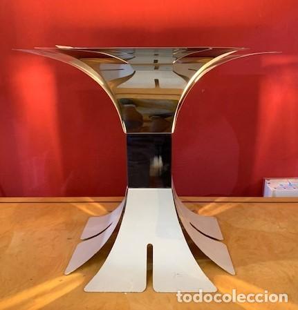 Vintage: L&aacute;mpara de mesa de metal con dise&ntilde;o de flor. - Foto 3