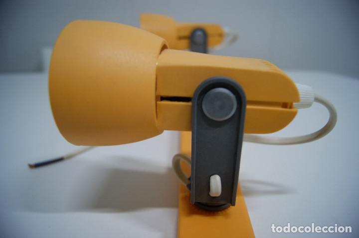 Vintage: Regleta con dos focos en pl&aacute;stico naranja - Foto 2