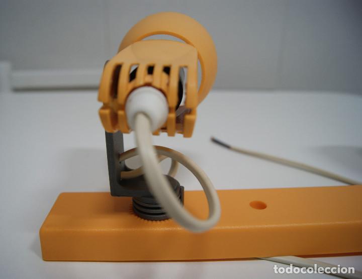 Vintage: Regleta con dos focos en pl&aacute;stico naranja - Foto 3