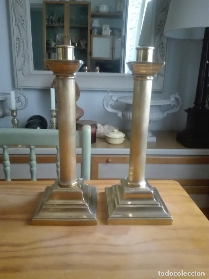 Vintage: Pareja de candeleros de bronce o lat&oacute;n - Foto 1