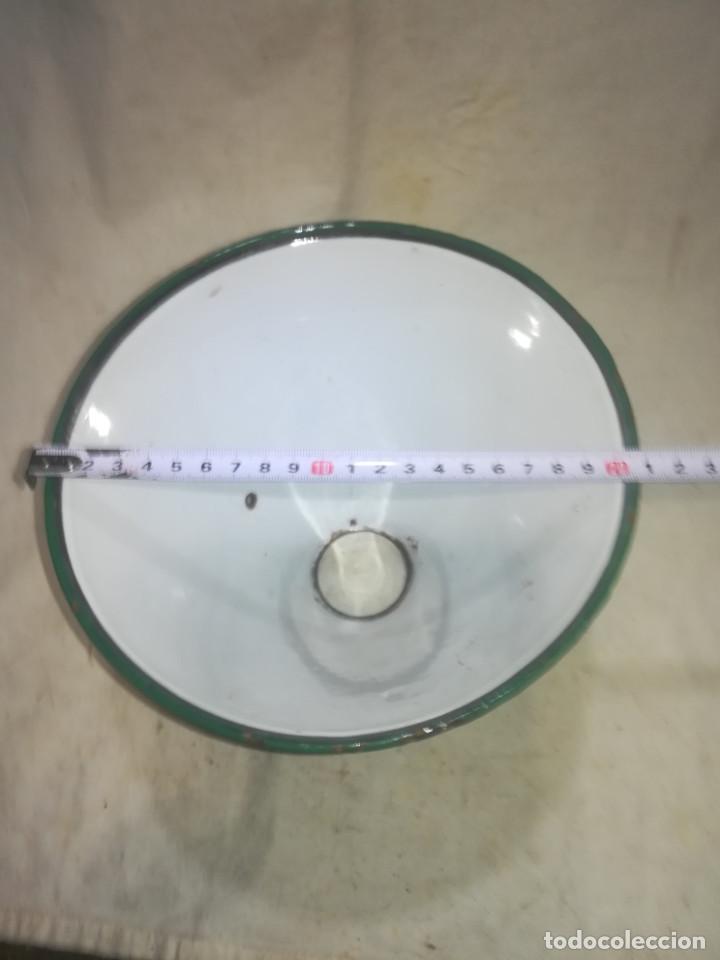 Vintage: PANTALLA ESMALTADA ORIGINAL DE 20 CENTIMETROS EN FORMA DE CONO. - Foto 3