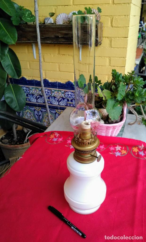 Vintage: Quinqu&eacute; antiguo de opalina blanca - Foto 1
