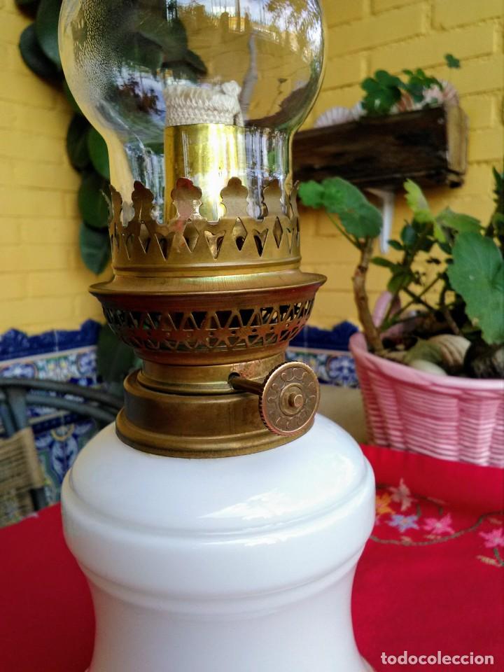 Vintage: Quinqu&eacute; antiguo de opalina blanca - Foto 2