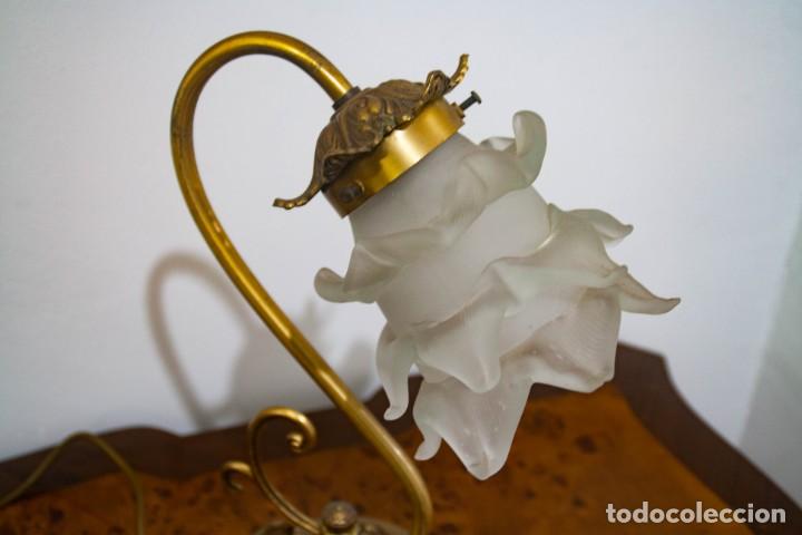 Vintage: L&aacute;mpara de bronce con tulipa de cristal - Foto 2