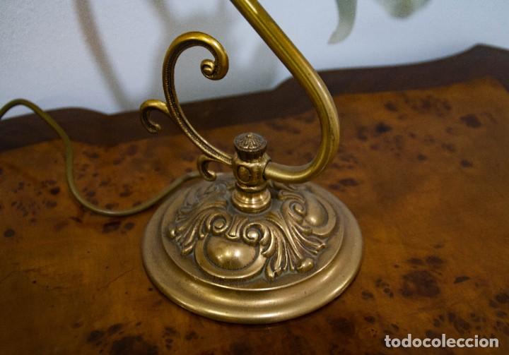 Vintage: L&aacute;mpara de bronce con tulipa de cristal - Foto 3