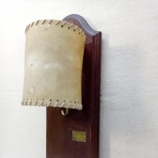 Vintage: ANTIGUA LAMPARA APLIQUE CON PERCHA TIPO CAMAROTE TREN - PANTALLA EN PERGAMINO. Lote 269972748