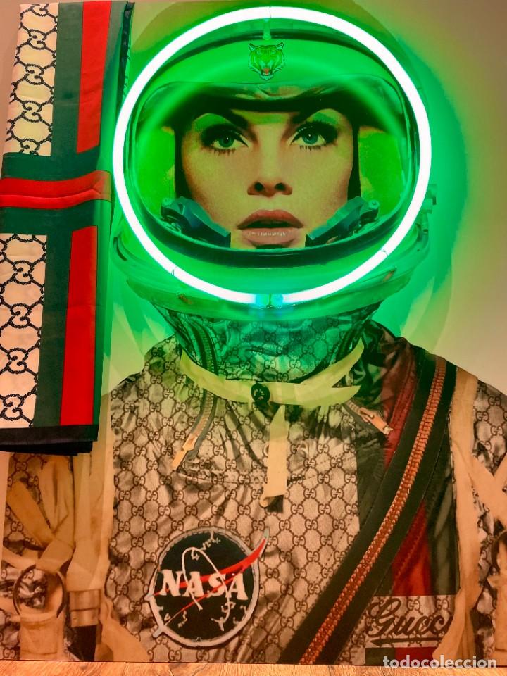 Vintage: CARTEL NEON VERDE -FOTOGRAFIA MUJER ASTRONAUTA RICHARD AVEDON