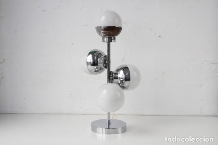 Vintage: L&aacute;mpara de mesa cromada con 4 brazos y tulipas de opalina. - Foto 1