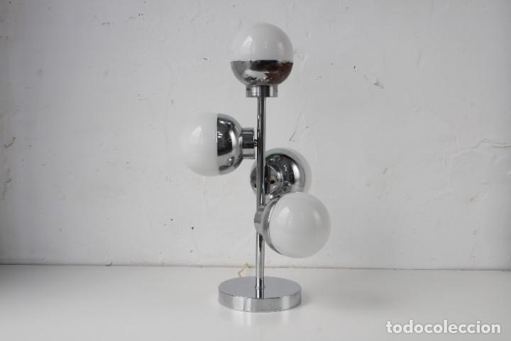 Vintage: L&aacute;mpara de mesa cromada con 4 brazos y tulipas de opalina. - Foto 2
