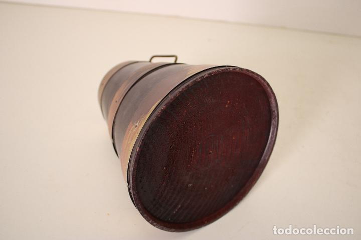 Vintage: herrada vasca de lat&oacute;n y madera - Foto 2