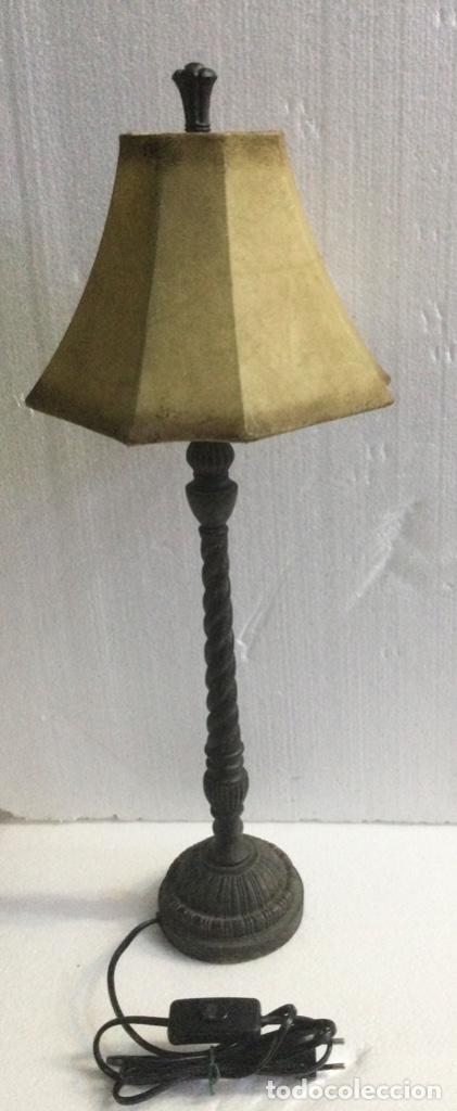 Vintage: L&aacute;mpara. Pantalla de cuero. - Foto 1