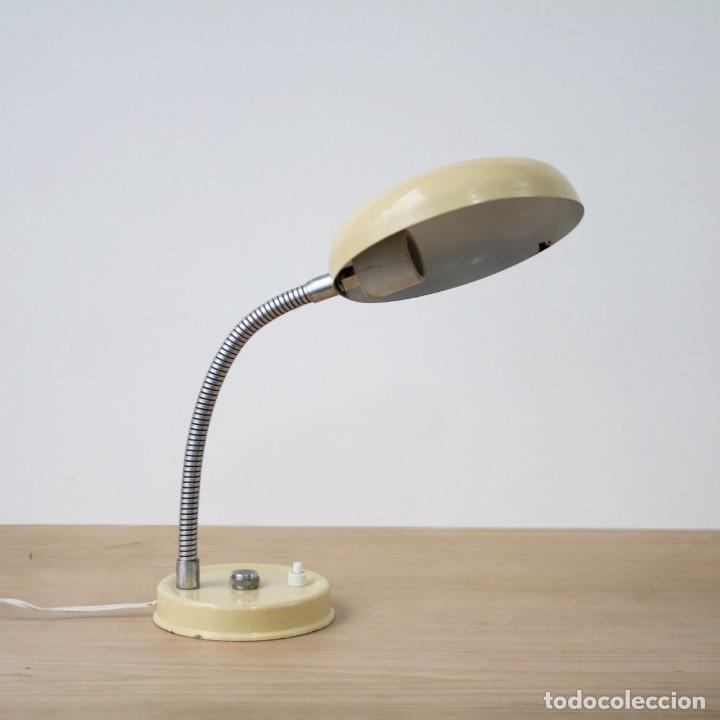 Vintage: L&aacute;mpara de mesa flexo. Beige. Vintage. - Foto 1